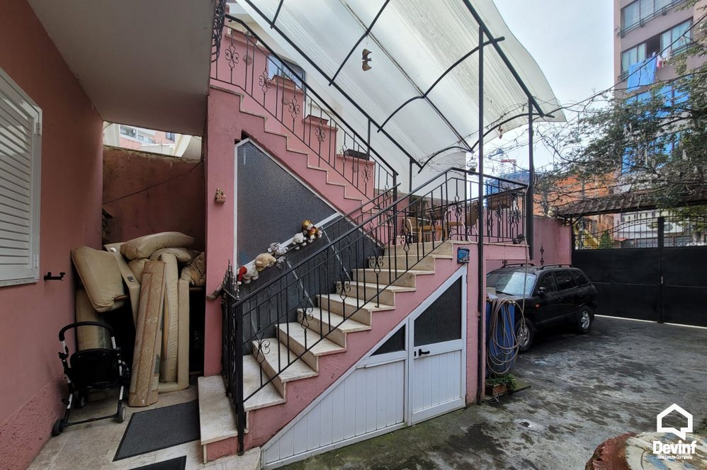 Tirane Qera Vile Me shume se 4 dhoma Shtepi 2 kateshe ne qender te Tiranes zyre vile hotel