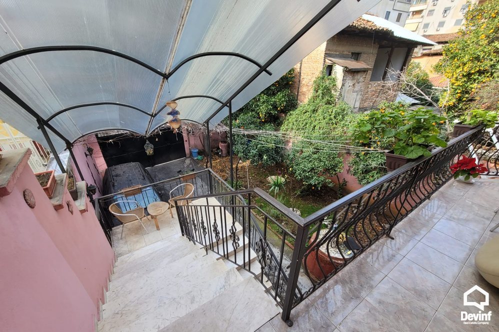 Tirane Qera Vile Me shume se 4 dhoma Shtepi 2 kateshe ne qender te Tiranes zyre vile hotel