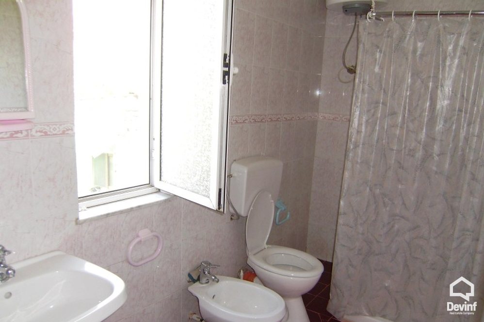 Tirane Qera Apartament 2+1+G Apartamenti ndodhet ne Rr. Elbasanit shume prane Ambasades se Shteteve te Bashkuara te Amerikes kat vile