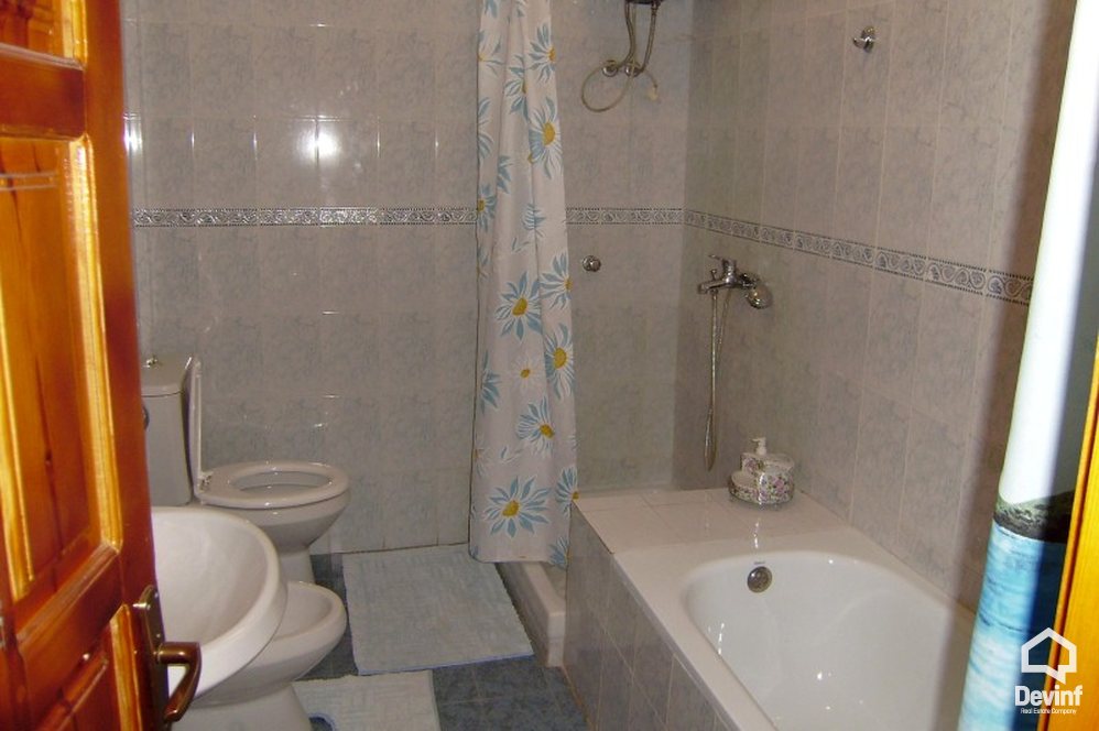 Tirane Qera Apartament 2+1+G Apartamenti ndodhet ne Rr. Elbasanit shume prane Ambasades se Shteteve te Bashkuara te Amerikes kat vile