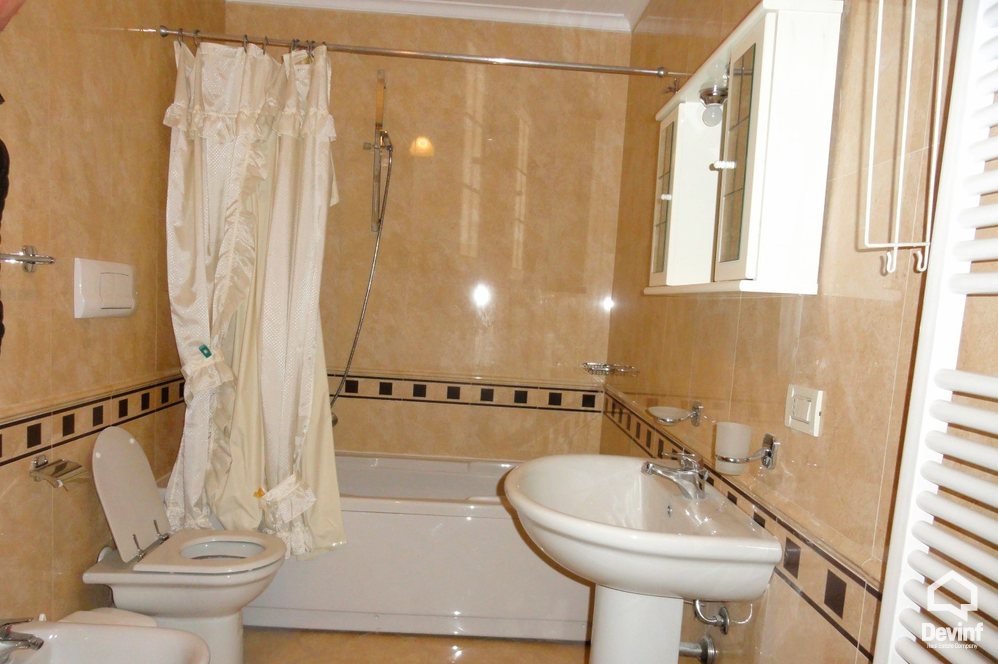 Tirane Shitje Apartament 2+1+A Apartamenti ndodhet ne nje pallat te ri prane Qendres Nderkombetare te Kultures (Piramides) apartament