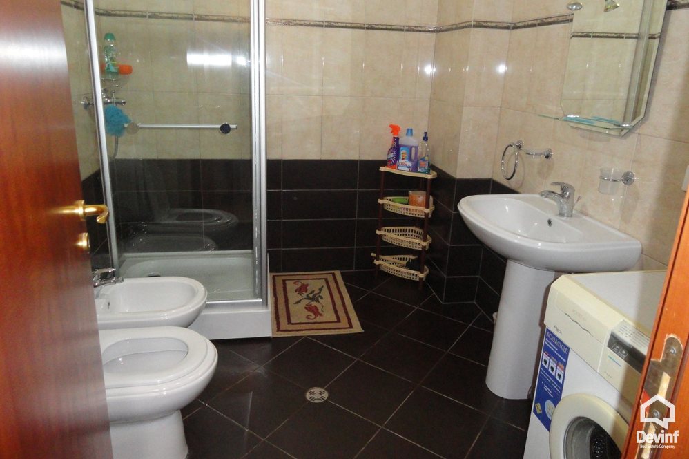 Tirane Qera Apartament 1+1+A Apartamenti ndodhet ne nje ndertim te ri ne Rrugen Myslym Shyri apartament