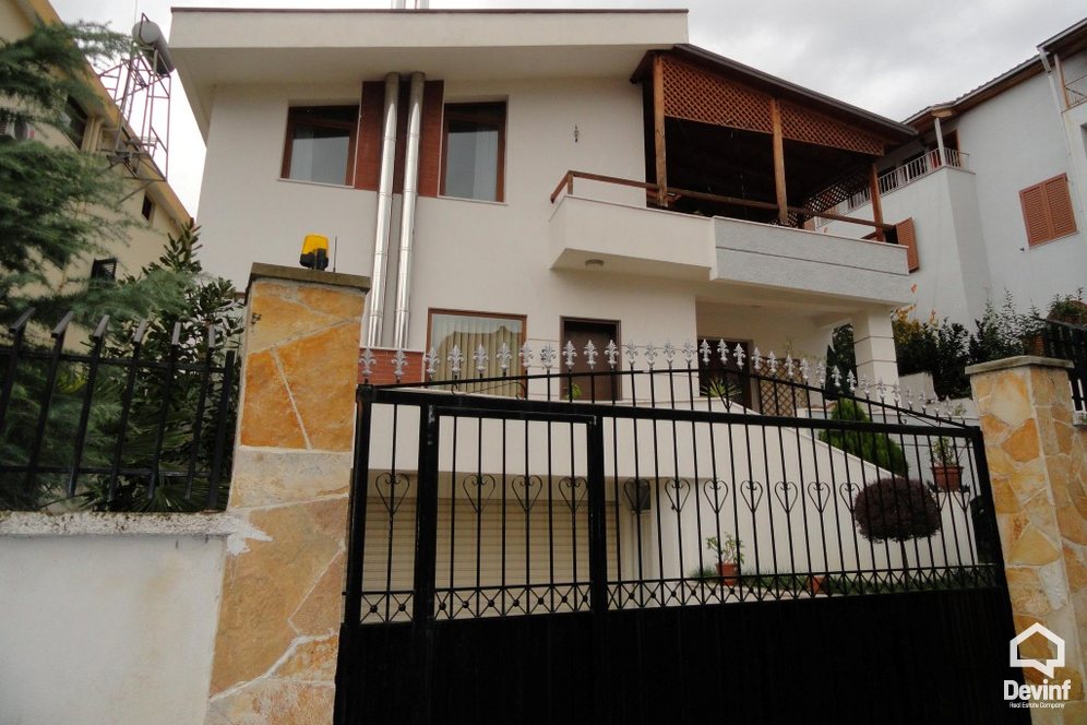 Tirane Qera Vile 4+1+G Vila ndodhet ne zonen e vilave prane kompleksit te vilave te Ambasades Amerikane vile