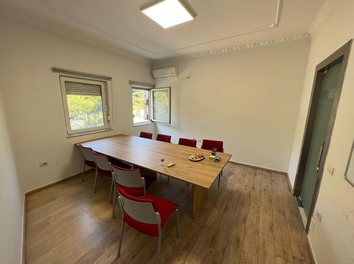Apartament Shitje Pallati ndodhet prane Ambasades Amerikane ne rrugen e Elbasanit.
