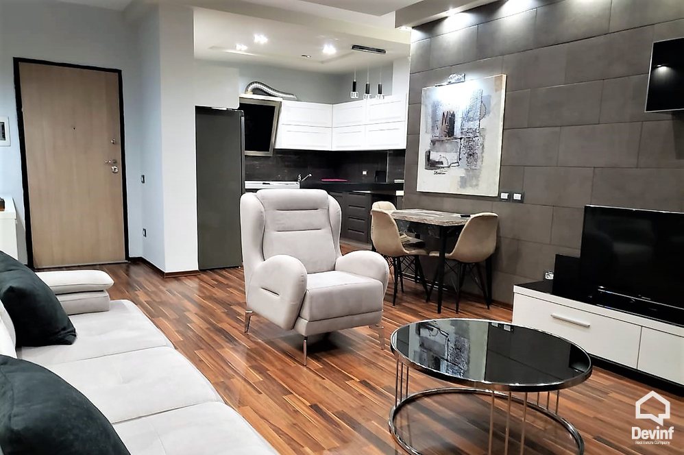Tirane Qera Apartament 1+1+A Apartamenti ndodhet ne nje pallat te ri ne qender te Tiranes apartament