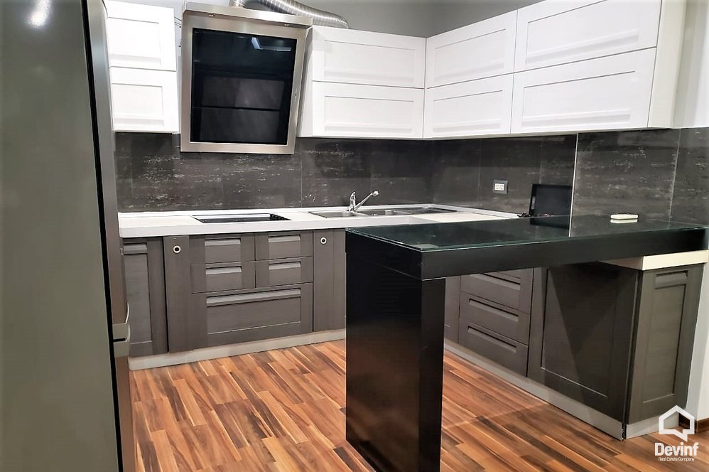 Tirane Qera Apartament 1+1+A Apartamenti ndodhet ne nje pallat te ri ne qender te Tiranes apartament