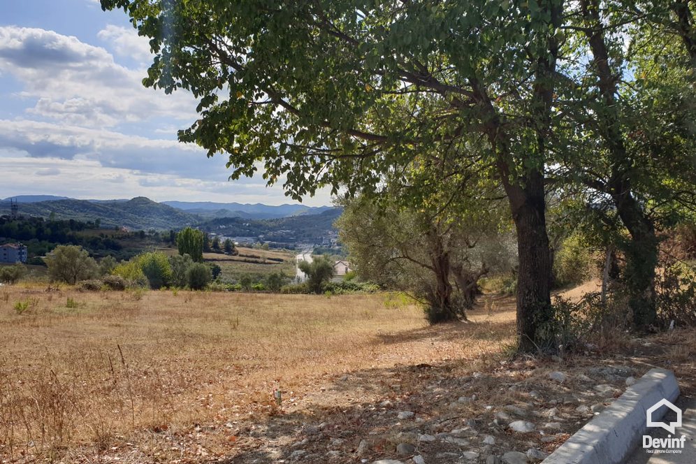 Tirane Shitje Toke  Prona ndodhet ne zonen e Lundres, prane Qendres Tregtare TEG. toke per ndertim