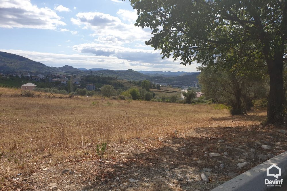Tirane Shitje Toke  Prona ndodhet ne zonen e Lundres, prane Qendres Tregtare TEG. toke per ndertim