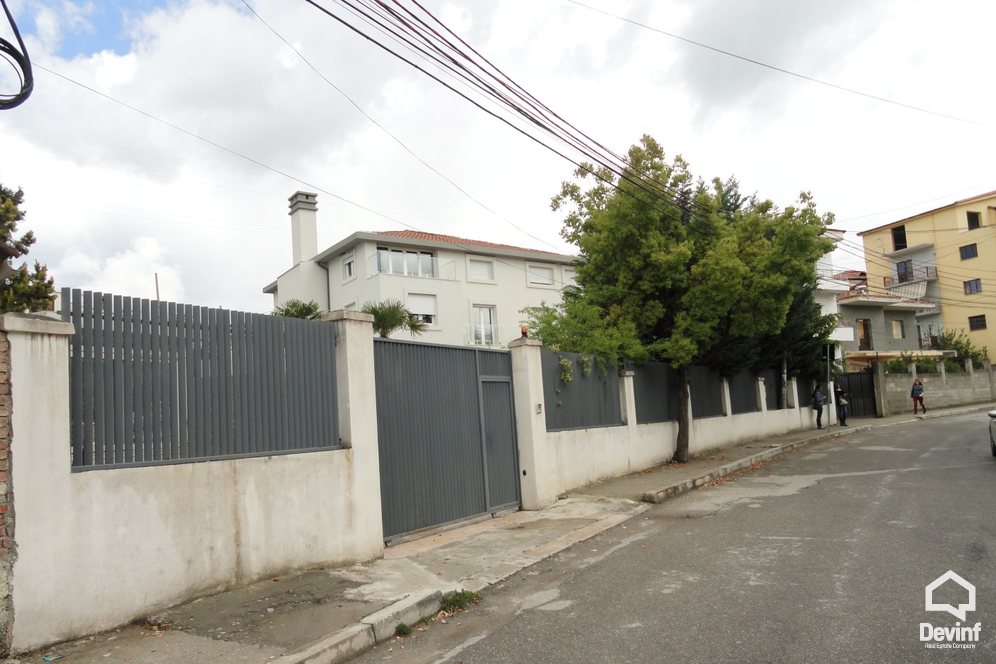 Tirane Qera Vile  Vila ndodhet ne zonen nje zone rezidenciale vilash prane Rr. Elbasanit apartament