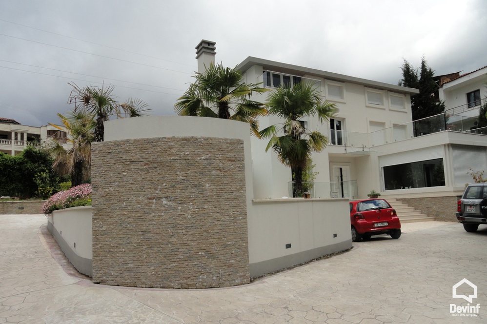 Tirane Qera Vile  Vila ndodhet ne zonen nje zone rezidenciale vilash prane Rr. Elbasanit apartament