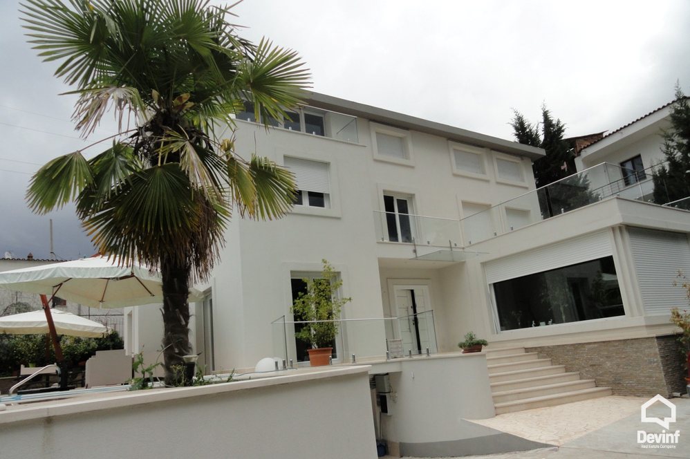 Tirane Qera Vile  Vila ndodhet ne zonen nje zone rezidenciale vilash prane Rr. Elbasanit apartament