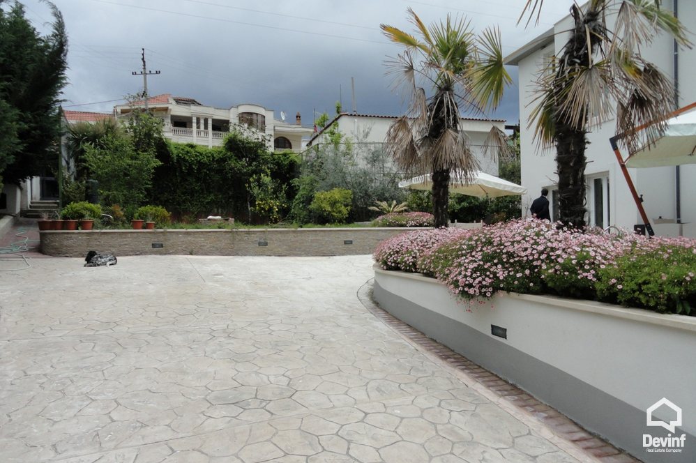 Tirane Qera Vile  Vila ndodhet ne zonen nje zone rezidenciale vilash prane Rr. Elbasanit apartament