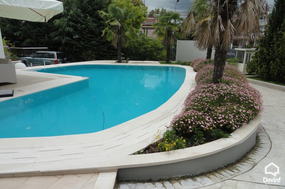Tirane Qera Vile  Vila ndodhet ne zonen nje zone rezidenciale vilash prane Rr. Elbasanit apartament