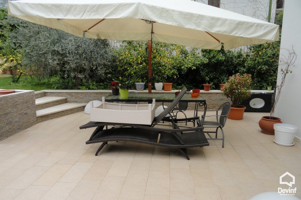 Tirane Qera Vile  Vila ndodhet ne zonen nje zone rezidenciale vilash prane Rr. Elbasanit apartament