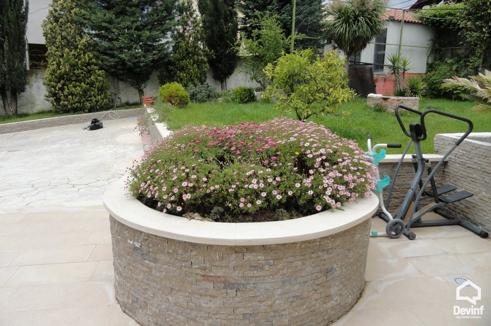 Tirane Qera Vile  Vila ndodhet ne zonen nje zone rezidenciale vilash prane Rr. Elbasanit apartament