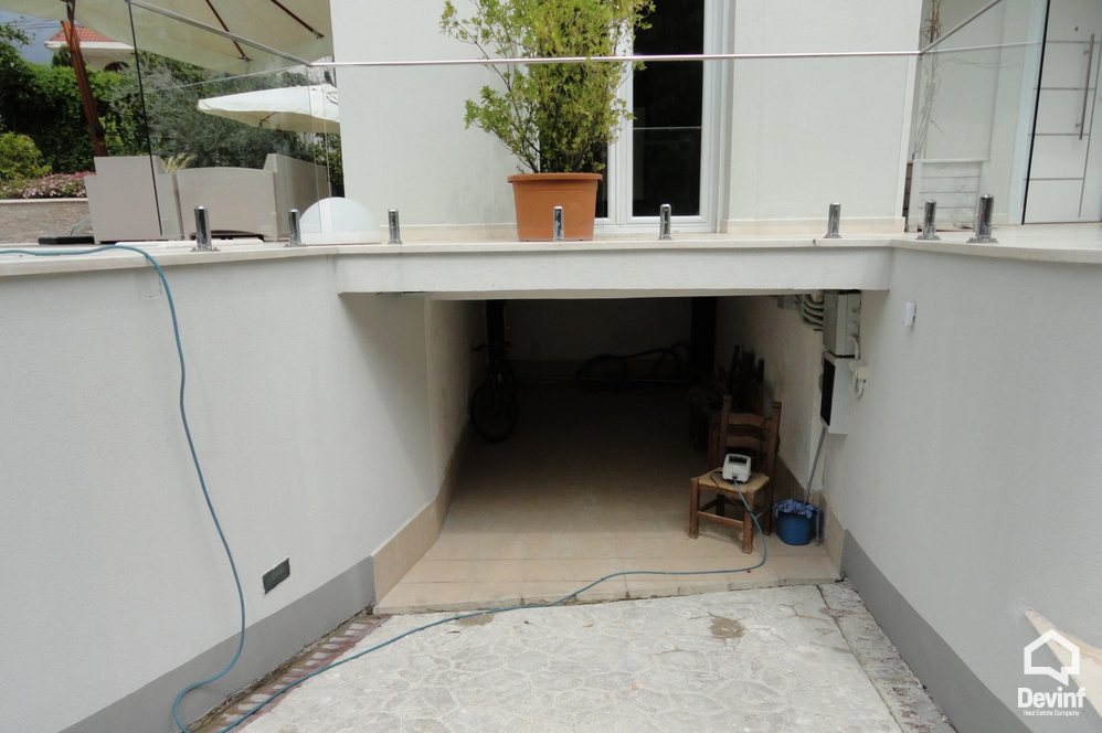 Tirane Qera Vile  Vila ndodhet ne zonen nje zone rezidenciale vilash prane Rr. Elbasanit apartament