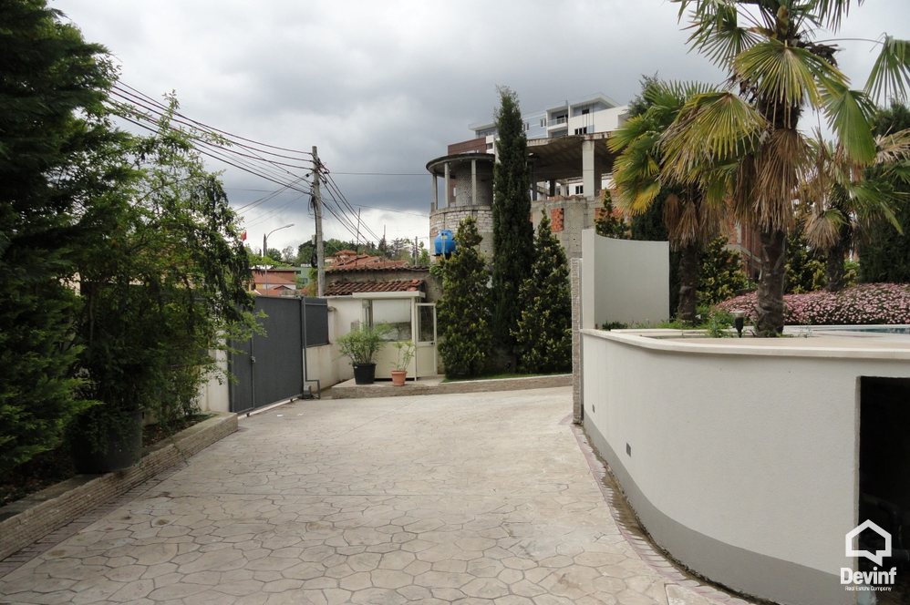 Tirane Qera Vile  Vila ndodhet ne zonen nje zone rezidenciale vilash prane Rr. Elbasanit apartament