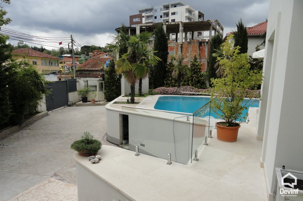 Tirane Qera Vile  Vila ndodhet ne zonen nje zone rezidenciale vilash prane Rr. Elbasanit apartament