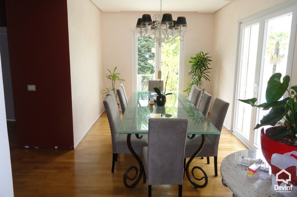 Tirane Qera Vile  Vila ndodhet ne zonen nje zone rezidenciale vilash prane Rr. Elbasanit apartament