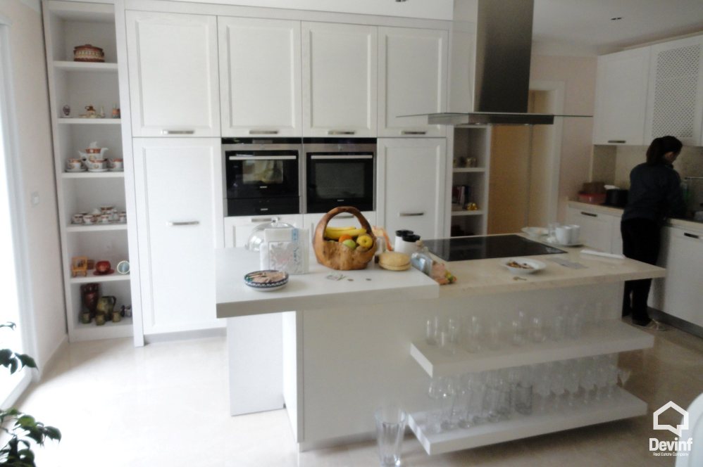Tirane Qera Vile  Vila ndodhet ne zonen nje zone rezidenciale vilash prane Rr. Elbasanit apartament