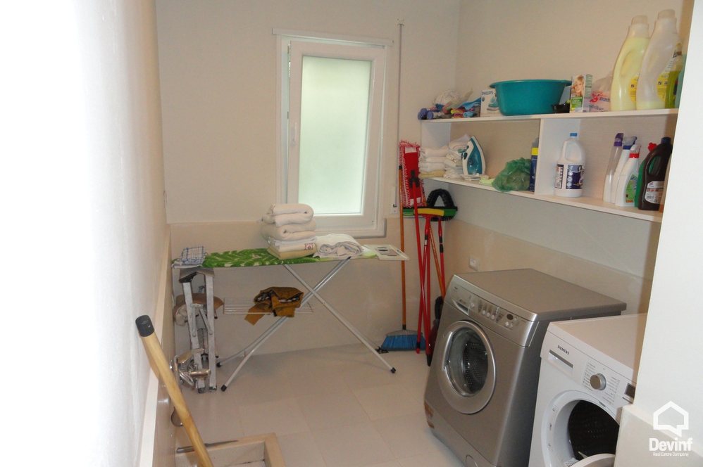 Tirane Qera Vile  Vila ndodhet ne zonen nje zone rezidenciale vilash prane Rr. Elbasanit apartament