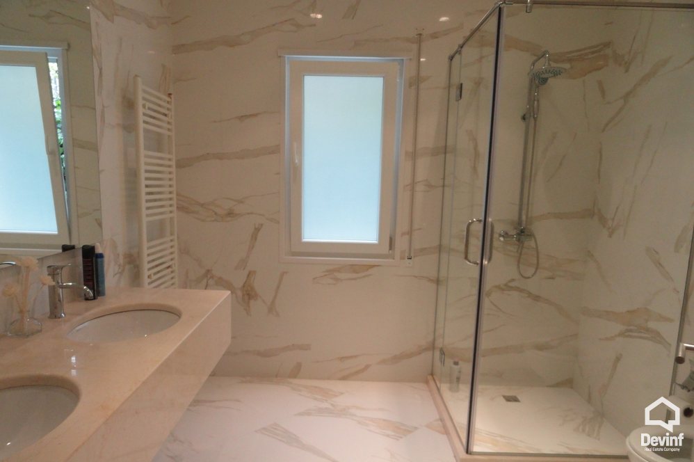 Tirane Qera Vile  Vila ndodhet ne zonen nje zone rezidenciale vilash prane Rr. Elbasanit apartament