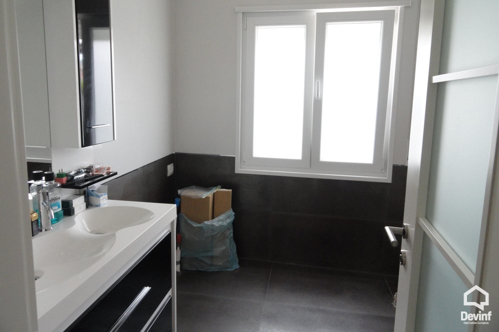 Tirane Qera Vile  Vila ndodhet ne zonen nje zone rezidenciale vilash prane Rr. Elbasanit apartament