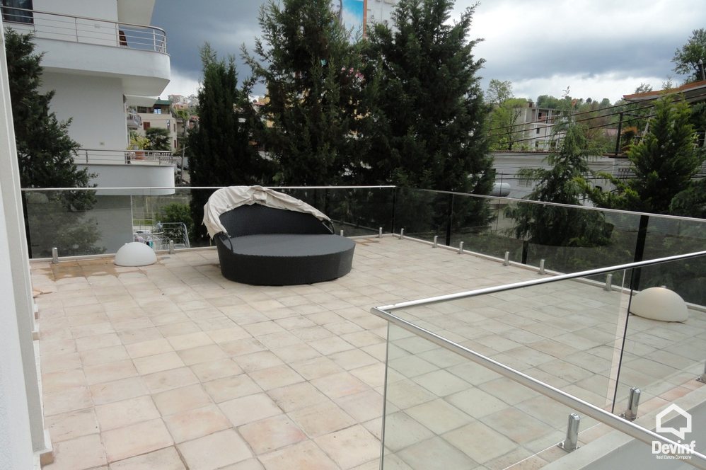 Tirane Qera Vile  Vila ndodhet ne zonen nje zone rezidenciale vilash prane Rr. Elbasanit apartament