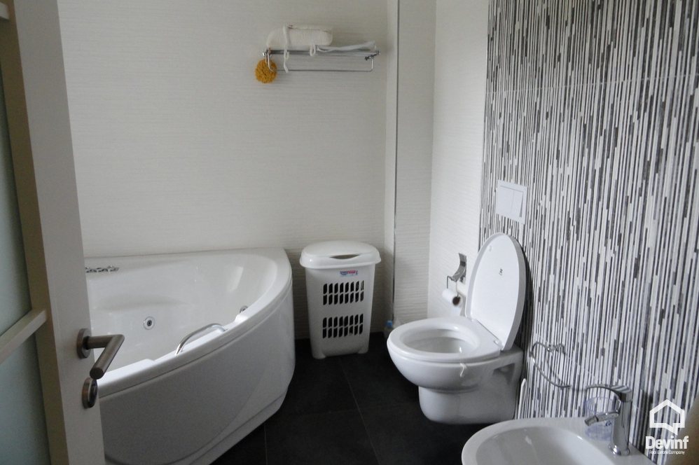 Tirane Qera Vile  Vila ndodhet ne zonen nje zone rezidenciale vilash prane Rr. Elbasanit apartament