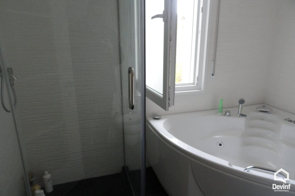 Tirane Qera Vile  Vila ndodhet ne zonen nje zone rezidenciale vilash prane Rr. Elbasanit apartament