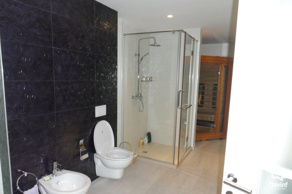 Tirane Qera Vile  Vila ndodhet ne zonen nje zone rezidenciale vilash prane Rr. Elbasanit apartament