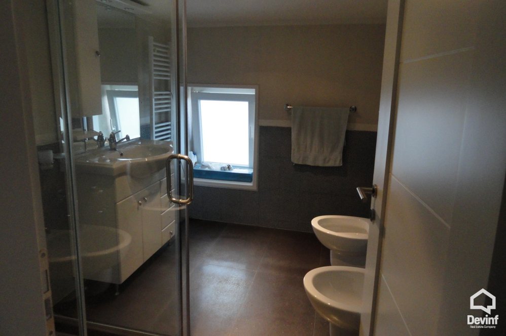 Tirane Qera Vile  Vila ndodhet ne zonen nje zone rezidenciale vilash prane Rr. Elbasanit apartament