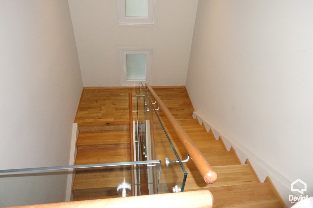 Tirane Qera Vile  Vila ndodhet ne zonen nje zone rezidenciale vilash prane Rr. Elbasanit apartament