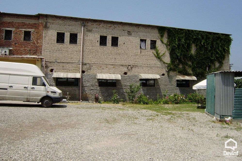 Tirane Shitje Magazine  Magazina ndodhet ne Rrugen 5 Maji. vile kompleks rezidencial