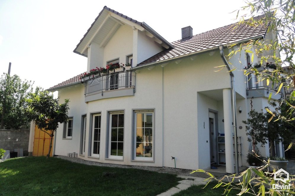 Tirane Qera Shtepi Private 3+1+A Vile e re e cila ndodhet ne Rrugen Siri Kodra vile kompleks rezidencial