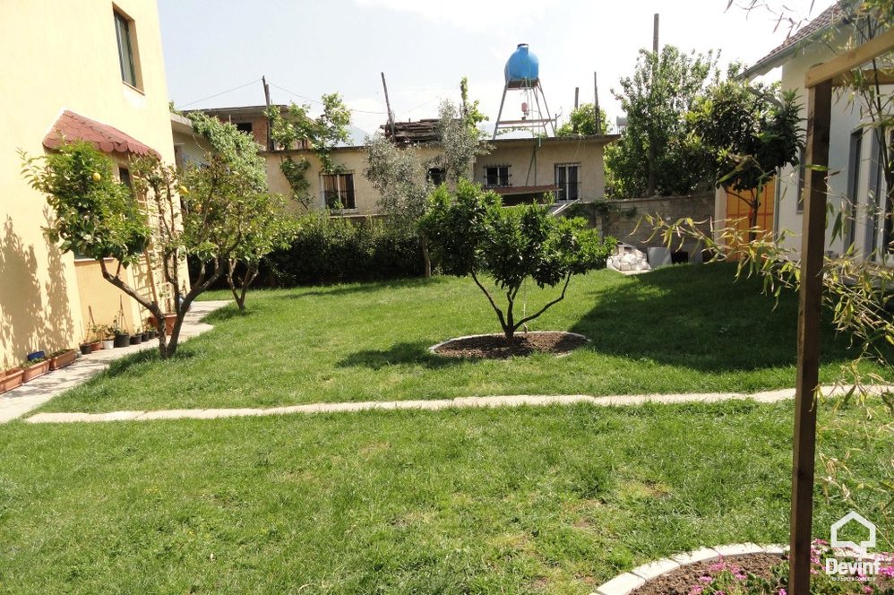 Tirane Qera Shtepi Private 3+1+A Vile e re e cila ndodhet ne Rrugen Siri Kodra vile kompleks rezidencial