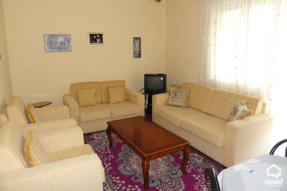 Tirane Qera Apartament 1+1+A Apartamenti ndodhet ne qender prane pallateve Shallvare apartament