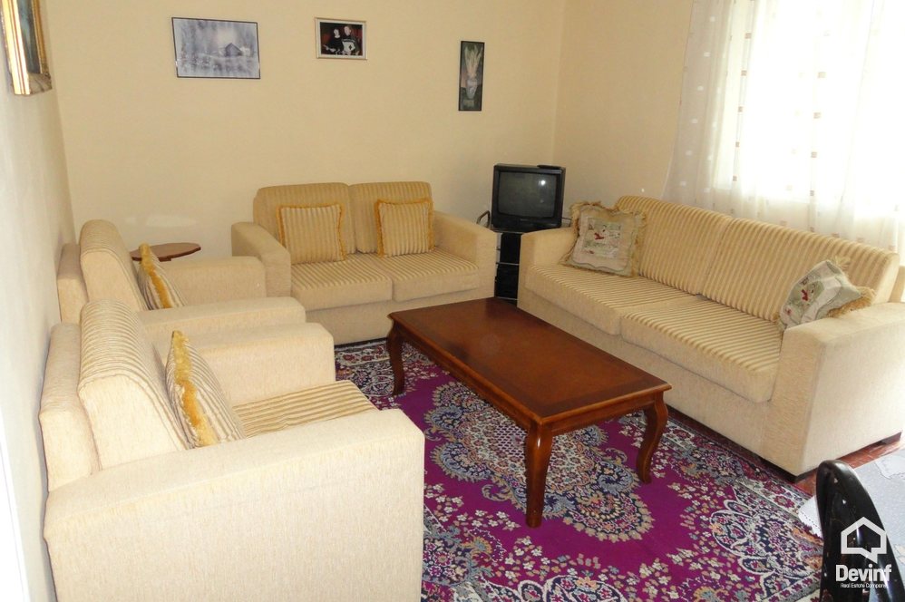 Tirane Qera Apartament 1+1+A Apartamenti ndodhet ne qender prane pallateve Shallvare apartament