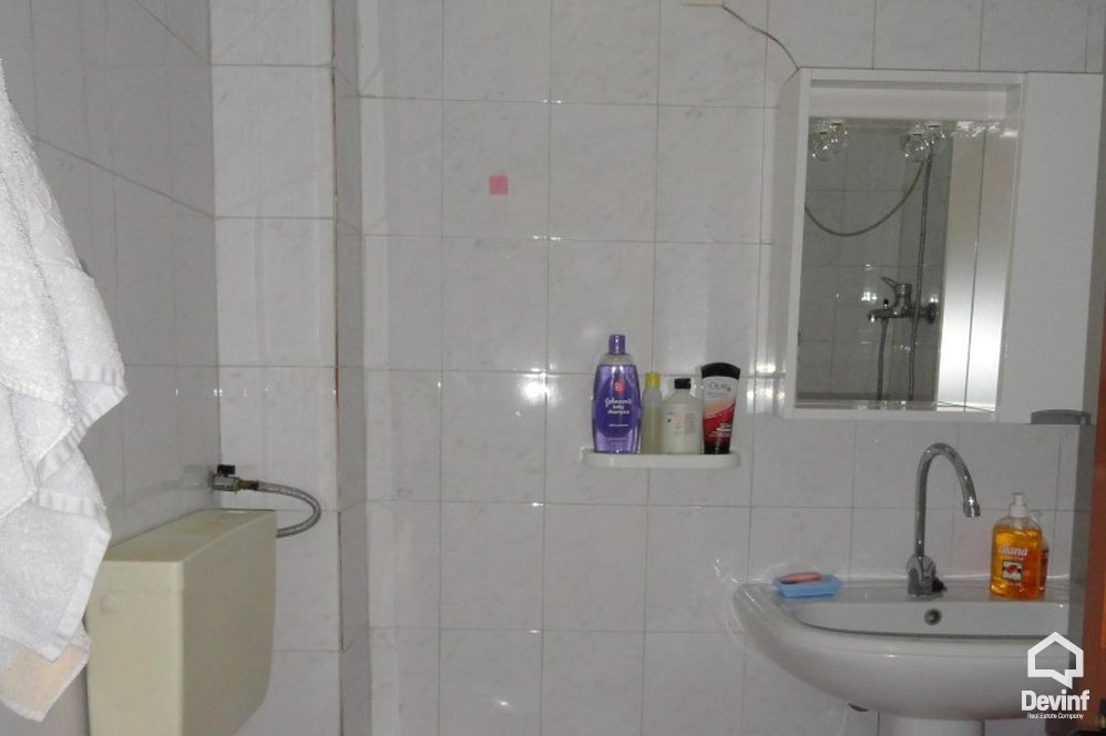 Tirane Qera Apartament 1+1+A Apartamenti ndodhet ne qender prane pallateve Shallvare apartament