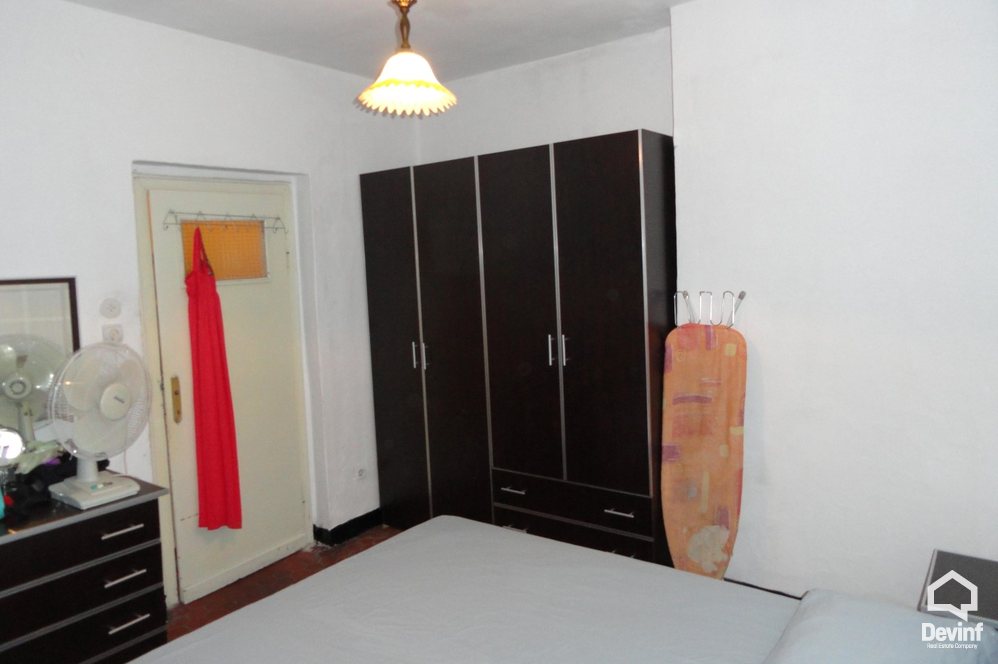 Tirane Qera Apartament 1+1+A Apartamenti ndodhet ne qender prane pallateve Shallvare apartament