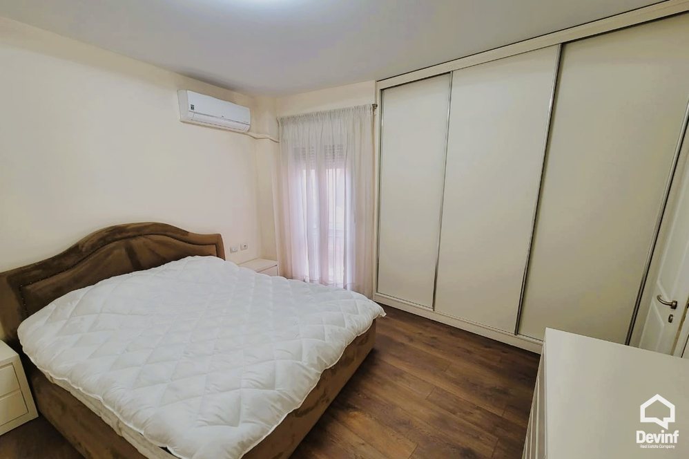 Tirane Qera Apartament 1+1 Apartamenti ndodhet ne rrugen Myslym Shyri apartament