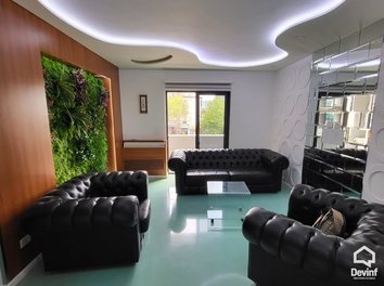 Zyre Qera Ambjent biznesi ne qender te Tiranes