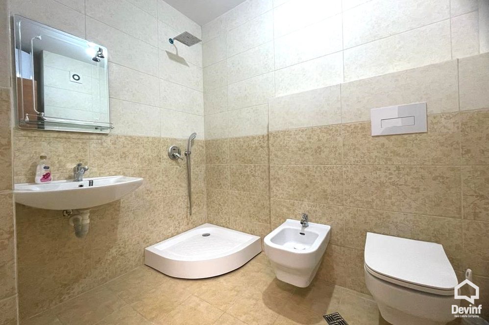 Tirane Qera Zyre 2+1 Zyre ne zonen e Bllokut zyre qender biznesi