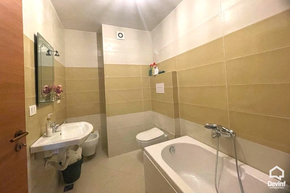 Tirane Qera Zyre 2+1 Zyre ne zonen e Bllokut zyre qender biznesi