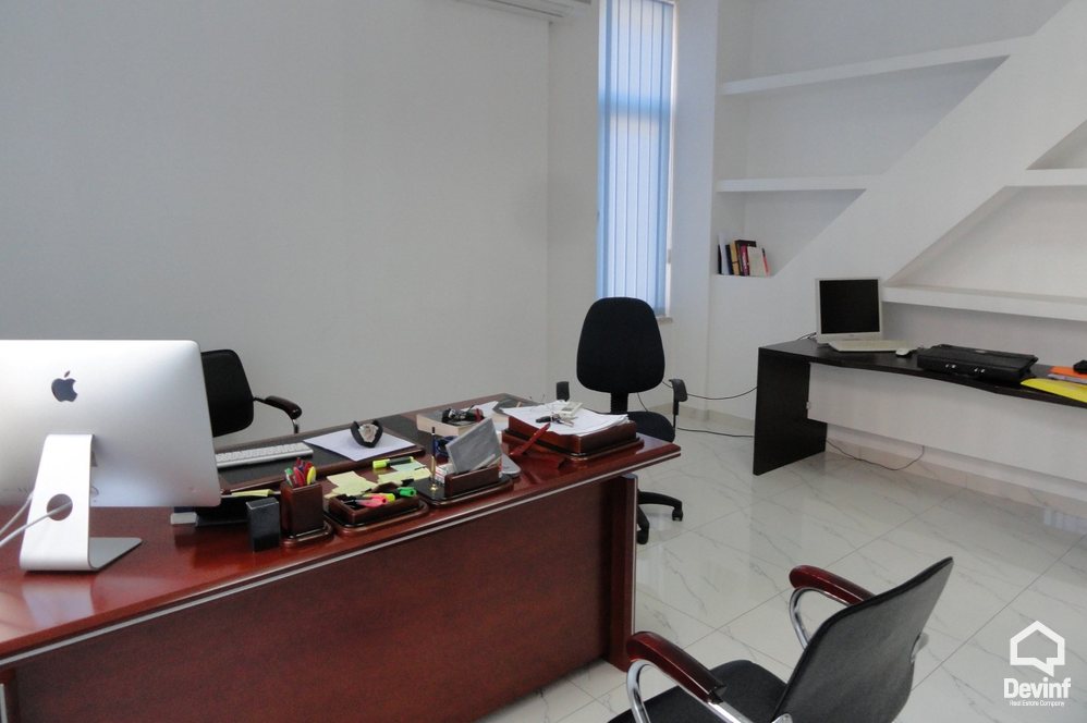 Tirane Qera Zyre  Kjo zyre ndodhet ne fillim te Rr. Myslym Shyri zyre