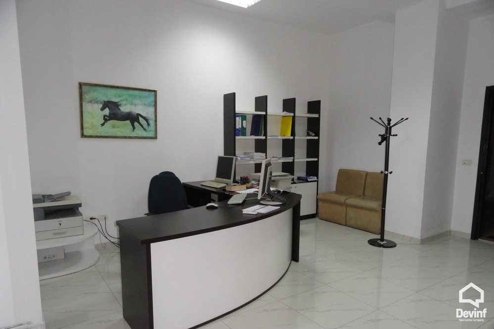 Tirane Qera Zyre  Kjo zyre ndodhet ne fillim te Rr. Myslym Shyri zyre