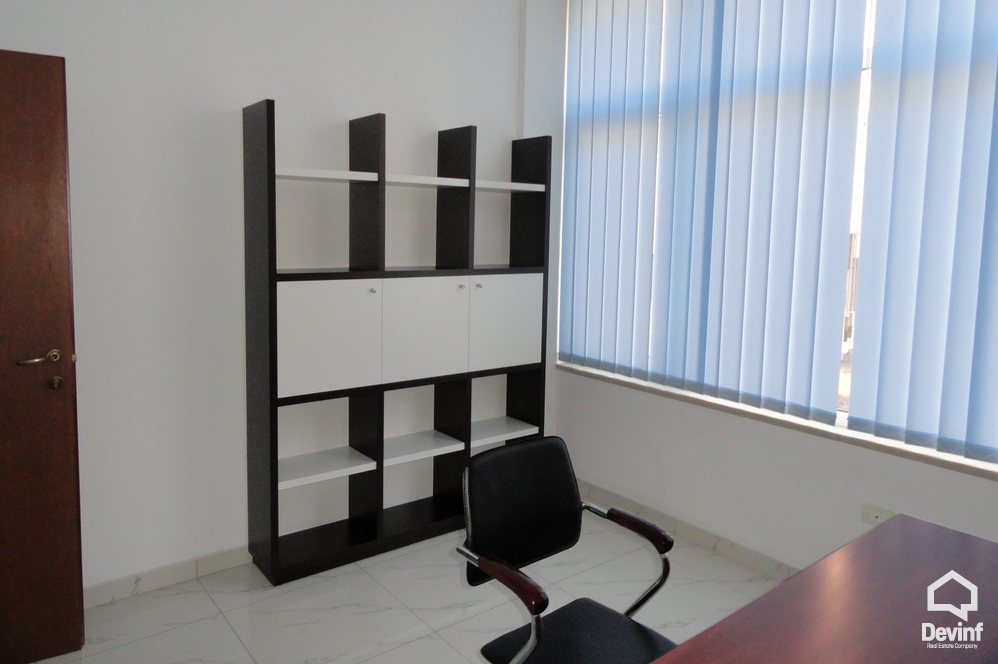 Tirane Qera Zyre  Kjo zyre ndodhet ne fillim te Rr. Myslym Shyri zyre
