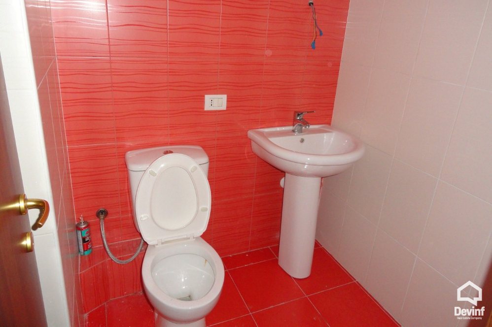 Tirane Qera Zyre  Kjo zyre ndodhet ne fillim te Rr. Myslym Shyri zyre