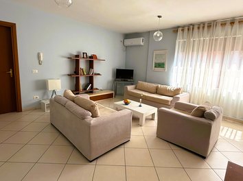 Apartament Qera Apartament i ri i cili ndodhet ne qender shume prane Hotel Tiranes