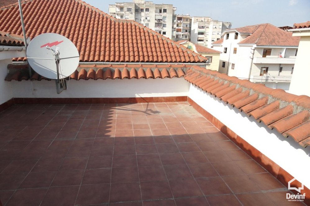 Tirane Qera Vile Me shume se 4 dhoma Vile ne zonen rezidenciale te vilave te Selites zyre vile